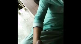 Afshaan Begum từ Dhaka masturbates với vòi nước của mình 2 tối thiểu 20 sn