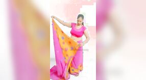 La belleza Bihari Adda muestra su cuerpo vestido con sari en este video 1 mín. 40 sec