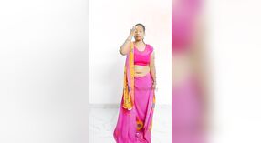 Bihari beleza Adda mostra seu corpo Sari-folheados neste vídeo 2 minuto 00 SEC
