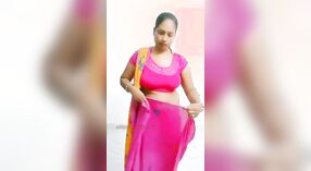 La beauté bihari Adda montre son corps vêtu de sari dans cette vidéo 2 minute 20 sec