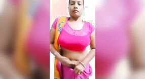 Die Bihari-Schönheit Adda zeigt in diesem Video ihren mit Sari bekleideten Körper 2 min 40 s