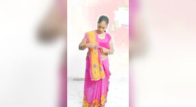 La beauté bihari Adda montre son corps vêtu de sari dans cette vidéo 3 minute 00 sec