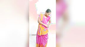 La beauté bihari Adda montre son corps vêtu de sari dans cette vidéo 3 minute 20 sec