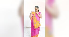 La belleza Bihari Adda muestra su cuerpo vestido con sari en este video 3 mín. 40 sec