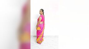 La belleza Bihari Adda muestra su cuerpo vestido con sari en este video 4 mín. 20 sec