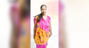Die Bihari-Schönheit Adda zeigt in diesem Video ihren mit Sari bekleideten Körper 4 min 40 s