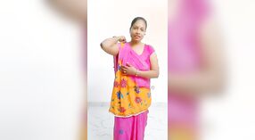 La belleza Bihari Adda muestra su cuerpo vestido con sari en este video 0 mín. 0 sec