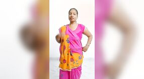 La belleza Bihari Adda muestra su cuerpo vestido con sari en este video 0 mín. 40 sec