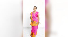 Bihari schoonheid Adda shows af haar Sari-geklede lichaam in deze video 1 min 00 sec