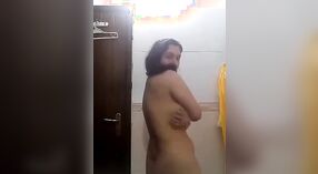 Dans la salle de bain, il se déshabille et expose son corps 0 minute 50 sec