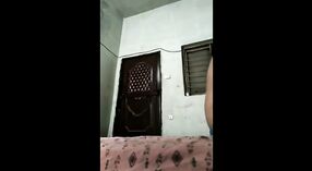 Bhabhi z sąsiedztwa uprawia seks ze swoim lokatorem w ich domu 2 / min 00 sec