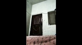 Bhabhi z sąsiedztwa uprawia seks ze swoim lokatorem w ich domu 0 / min 40 sec
