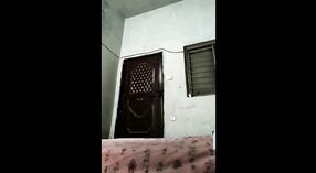 Bhabhi z sąsiedztwa uprawia seks ze swoim lokatorem w ich domu 1 / min 00 sec