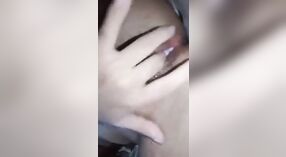 Mooi meisje bereikt orgasme in stomende video 1 min 30 sec