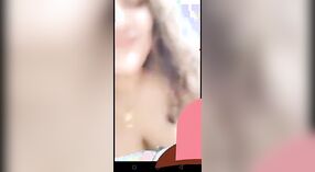 Bhabhi exhibe ses gros seins lors d'un appel vidéo torride 0 minute 0 sec