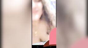 Bhabhi ostenta seus peitos grandes em um fumegante chamada de vídeo 0 minuto 0 SEC