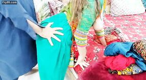 Mamá india con cuerpo de embarazada se pone traviesa con su novio en audio hindi claro 5 mín. 20 sec