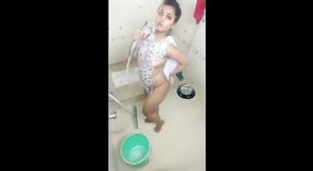 Une superbe beauté indienne prend une douche avec style 0 minute 0 sec