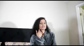 Indiano terapeuta aiuta a risolvere il problema con il suo tocco sensuale 1 min 30 sec