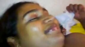 Sri Lankaanse tante geniet van hard neuken en sperma op haar gezicht na het proeven 3 min 00 sec