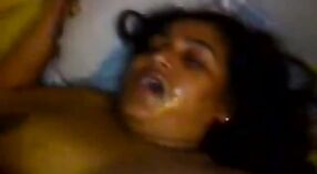 Sri Lanka zia gode di cazzo duro e sperma sul suo viso dopo la degustazione 7 min 40 sec