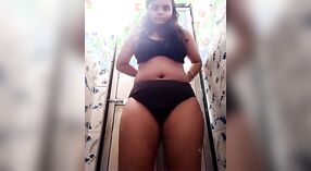 Desi babe se desnuda y se masturba en el baño 2 mín. 30 sec