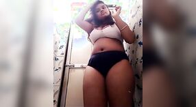 Desi babe se déshabille et se masturbe dans la salle de bain 0 minute 40 sec