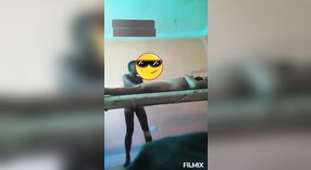 A tia fica marota com um rapaz em vídeo fumegante 3 minuto 00 SEC