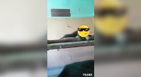 A tia fica marota com um rapaz em vídeo fumegante 4 minuto 00 SEC