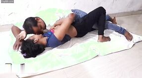 Desi-Pornovideo mit einem heißen und dampfenden indischen Paar, das erotischen Sex zu Hause mit seinem hindi sprechenden Schwager hat 0 min 50 s