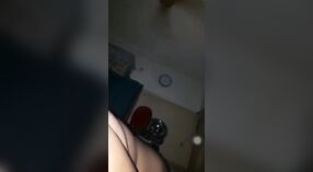 Une fille excitée se fait branler le cul puis se fait baiser 4 minute 10 sec