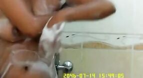 Bhabhi plantureuse devient coquine sous la douche 2 minute 20 sec
