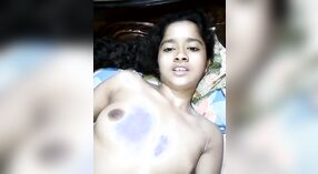 Bhabhi sing beautdah nduduhké bandhané ing vidhéo iki 2 min 00 sec