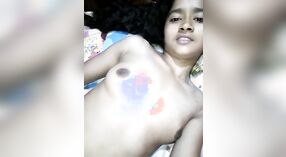 Hermosa bhabhi hace alarde de sus activos en este video 2 mín. 30 sec