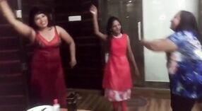 Pesta dansa bahagia pasangan Desi dengan sekelompok pasangan penari 0 min 0 sec