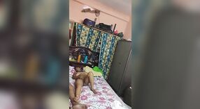 Bengalce çift yakalandı sahip olan bir kaba sikme içinde the yatak odası 0 dakika 30 saniyelik