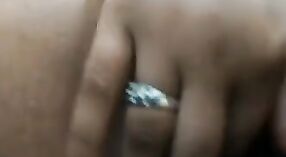 ایک بولڈ بیب اس کی انگلیوں کے ساتھ ویب کیم پر خود کو خوش کرتا ہے 1 کم از کم 40 سیکنڈ