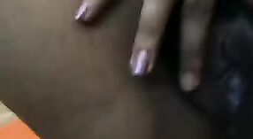 Una nena regordeta se da placer en la webcam con los dedos 1 mín. 00 sec