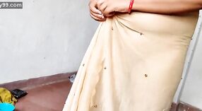 ভারতীয় আন্টি হিন্দিতে তার কুমারী ছেলেকে একটি গরম উঁকি দেওয়ার অনুষ্ঠান দেয় 6 মিন 20 সেকেন্ড