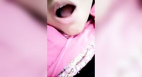 Dziki Bhabhi wariuje w Sexy wideo 1 / min 40 sec