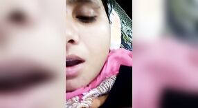 Dziki Bhabhi wariuje w Sexy wideo 3 / min 00 sec