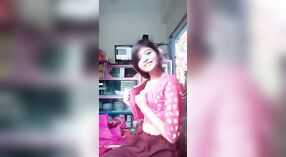 可爱的Desi Asian在性感的纱丽中 2 敏 00 sec