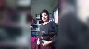 可爱的Desi Asian在性感的纱丽中 2 敏 30 sec