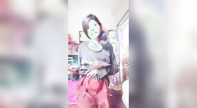 可爱的Desi Asian在性感的纱丽中 2 敏 50 sec