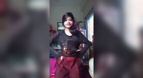 可爱的Desi Asian在性感的纱丽中 3 敏 40 sec