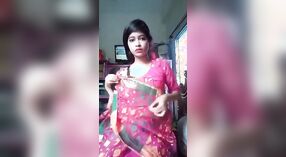 可爱的Desi Asian在性感的纱丽中 0 敏 50 sec