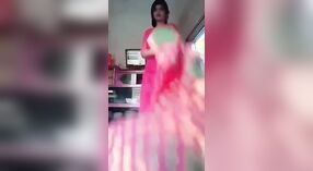 Dễ Thương Desi Châu á Trong Một Sexy Sari 1 tối thiểu 00 sn