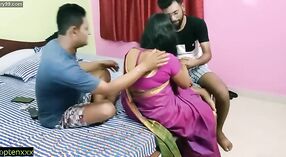 Due amici condividono una notte di passione con la moglie di campagna di un marito indiano 6 min 20 sec
