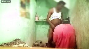 Seks kamar mandi dengan seorang wanita Tamil yang suka menipu suaminya 1 min 40 sec