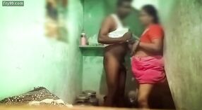 Sexo en el baño con una dama tamil a la que le encanta engañar a su hombre 2 mín. 30 sec